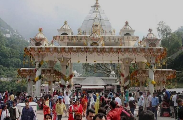 नवरात्रि के शुरुआत होते ही माता बैष्णो देवी में लगने लगी भक्तों की कतार,त्रिकुटा पर्वत पर स्थित पवित्र मंदिर को भव्य ढंग से सजाया गया